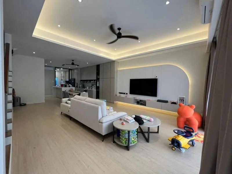 Living features: 3-seater fabric sofa in white, coffee table, wall-mounted TV, recessed LED downlights, 5-blade ceiling fan, light wood flooring, built-in cabinetry, decorative wall with LED lighting, toys on the floor, children's ride-on toy, area rug; style: modern. Kitchen features: open-plan layout, kitchen island, stainless-steel appliances, cabinets, refrigerator, countertop, backsplash; style: modern.