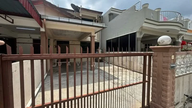 Exterior type: detached bungalow; features: single-storey, metal gate, concrete driveway, covered porch, satellite dish on roof, fenced perimeter, manicured lawn, paved walkway, exterior wall with decorative elements, roof overhang, outdoor space with potential for landscaping; style: modern.