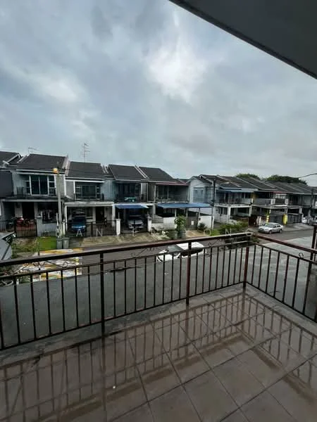 Exterior type: linked terrace house; features: two-storey linked terrace houses, flat roof, glass windows, balcony railing, paved walkway, manicured lawn, street view, overcast sky; style: modern.