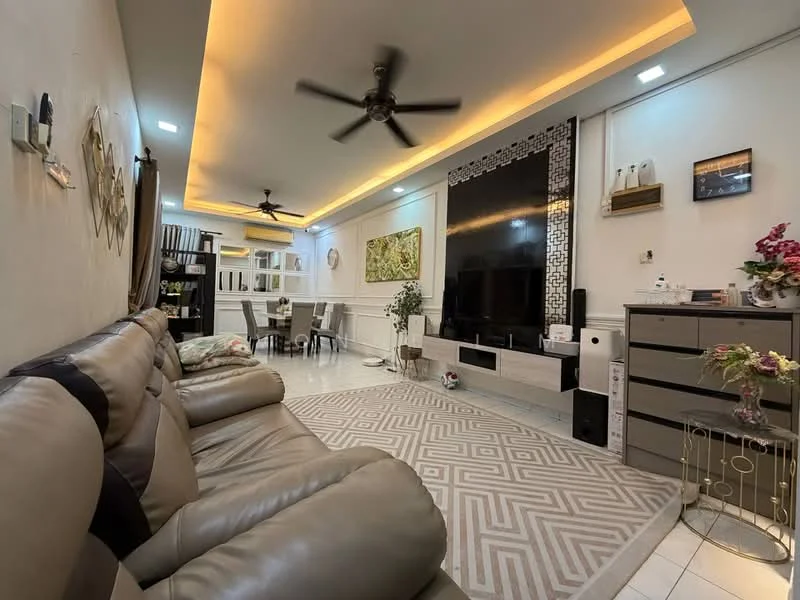 Living features: 3-seater leather sofa in beige, area rug with geometric pattern, wall-mounted TV, TV console, ceiling fan, recessed LED downlights, decorative wall art, built-in shelving unit, dining table with chairs, side table with decorative vase; style: modern.