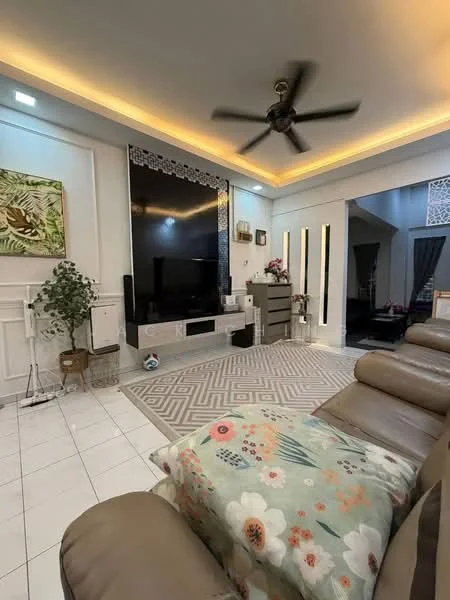 Living features: 5-blade ceiling fan with light, wall-mounted TV, TV console, recessed lighting, cream painted walls, white tiled flooring, area rug with geometric pattern, decorative wall art, potted plant, built-in shelving unit, sofa with armrests, throw pillows with floral pattern; style: modern.