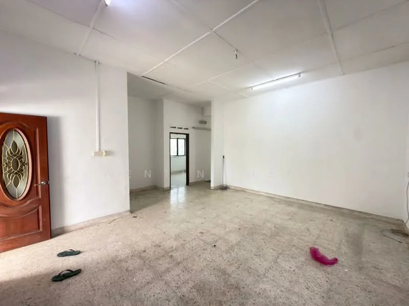 Room features: white painted walls, ceiling with fluorescent lighting, terrazzo flooring, window with natural light, door with decorative glass panel, open space layout, air conditioning unit, visible electrical outlets.