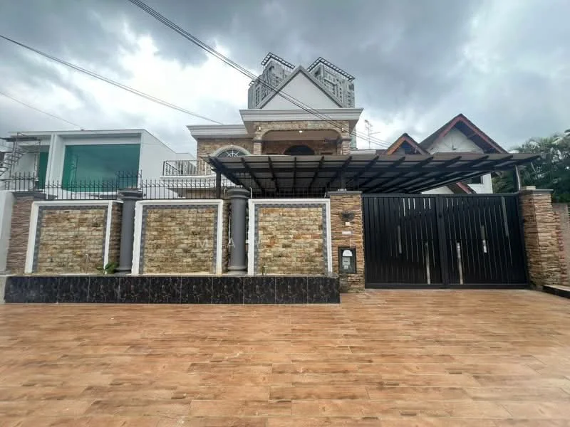 Exterior type: detached bungalow; features: stone cladding on facade, black metal gate, paved driveway, manicured landscaping, covered car porch, two-storey structure, decorative columns, gabled roof, balcony with railing, modern architectural details; style: modern.