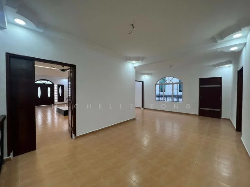 Room features: white painted walls, tile flooring, recessed downlights, arched windows, double doors, door frames in dark wood, ceiling with crown moulding, open layout; style: modern.