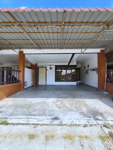 Exterior type: linked terrace house; features: flat roof, exposed concrete flooring, white painted facade, red tiled roof, open car porch, large windows, metal railing, exposed beams, manicured lawn, surrounded by greenery; style: modern.