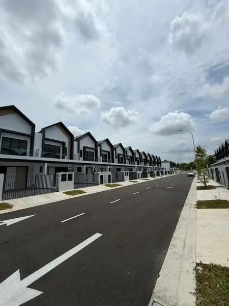 Exterior type: linked terrace house; features: two-storey linked terrace houses, white painted facade, grey roof with gables, front porches, manicured grass lawns, concrete driveway, sidewalks, street lighting, surrounded by greenery, clear blue sky; style: modern.