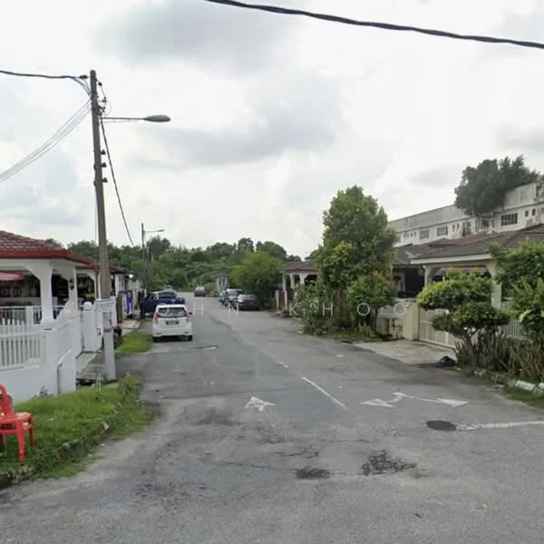 Exterior type: linked terrace house; features: residential street, paved road, street lighting, sidewalk, manicured greenery, front yards with plants, parked cars, single-storey houses, fenced properties; style: traditional.