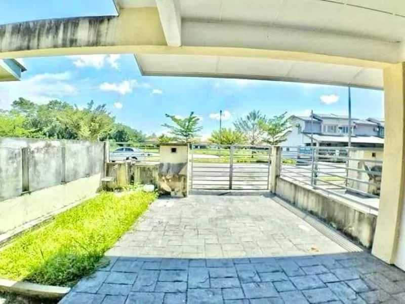 Exterior type: linked terrace house; features: paved driveway, manicured lawn, fenced perimeter, metal gate, single-storey structure, surrounded by greenery, clear blue sky, street view, adjacent to residential area; style: modern.