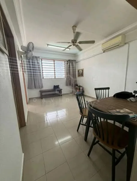 Living features: cream painted walls, glossy tile flooring, 5-blade ceiling fan with light, wall-mounted air conditioning unit, large windows with sheer curtains, dining table with four chairs, wooden bench, decorative wall art; style: modern.