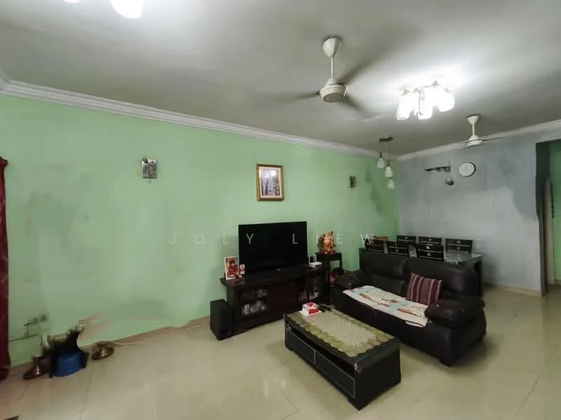 Living features: green painted walls, cream ceiling, 5-blade ceiling fan, 2 ceiling lights, black leather sofa, coffee table, TV console, wall-mounted TV, decorative wall clock, wooden storage cabinets, area rug.