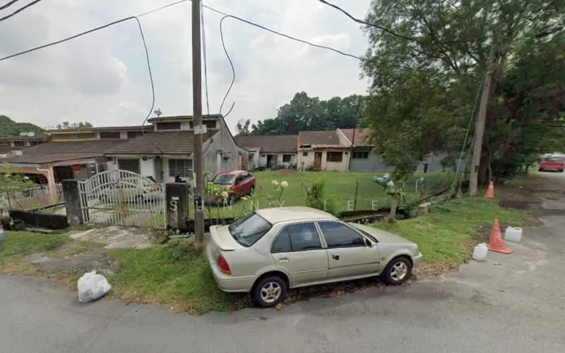 Exterior type: linked terrace house; features: single-storey houses, manicured lawn, fenced front yard, paved driveway, surrounding greenery, street view, power lines visible, parking space for vehicles; style: traditional.