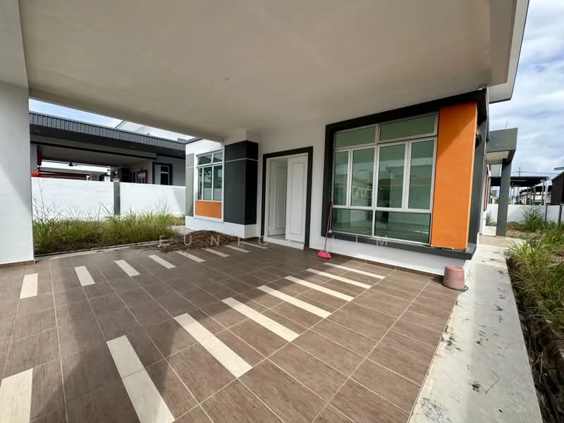 Exterior type: linked terrace house; features: tiled flooring with alternating patterns, white painted walls, large windows with green frames, orange accent wall, covered porch area, manicured grass area, concrete pathway, modern architectural design; style: modern.