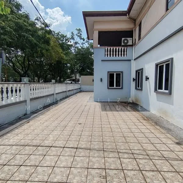 Exterior type: detached bungalow; features: paved driveway, white painted facade, ground floor with balcony, air conditioning unit visible, fenced perimeter, landscaped garden area, multiple windows, outdoor lighting fixtures; style: modern.