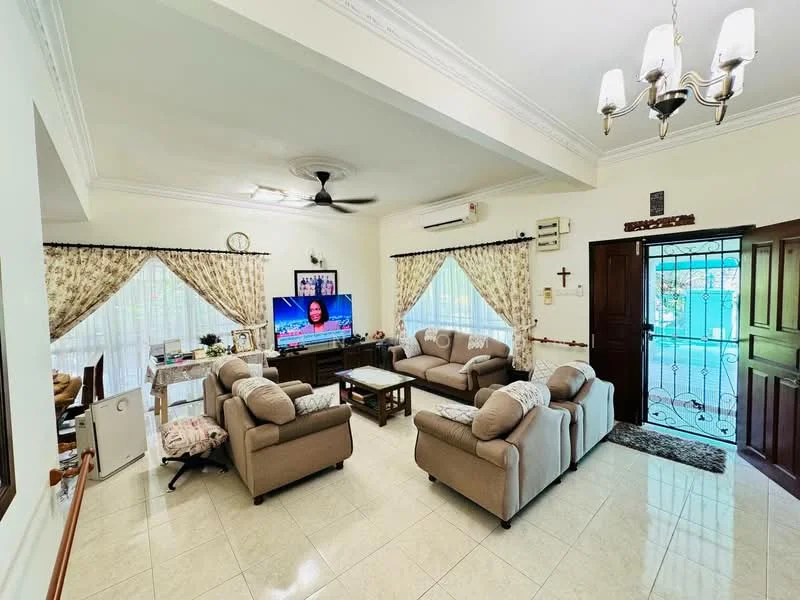Living features: cream painted walls, white ceiling with crown moulding, marble tile flooring, 5-blade ceiling fan with light, wall-mounted TV, 2 beige fabric sofas, 1 coffee table, 2 armchairs, decorative wall clock, curtains with floral pattern, sliding glass door, entrance door with wrought iron grille; style: traditional.