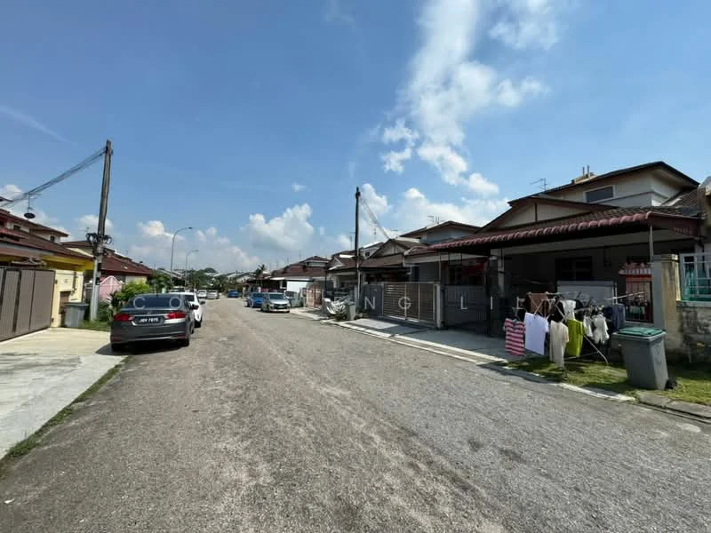 Exterior type: linked terrace house; features: single-storey houses, red tiled roofs, driveway with gravel surface, laundry hanging on clothesline, parked cars on street, street lighting, sidewalk, open space in front of houses; style: modern.