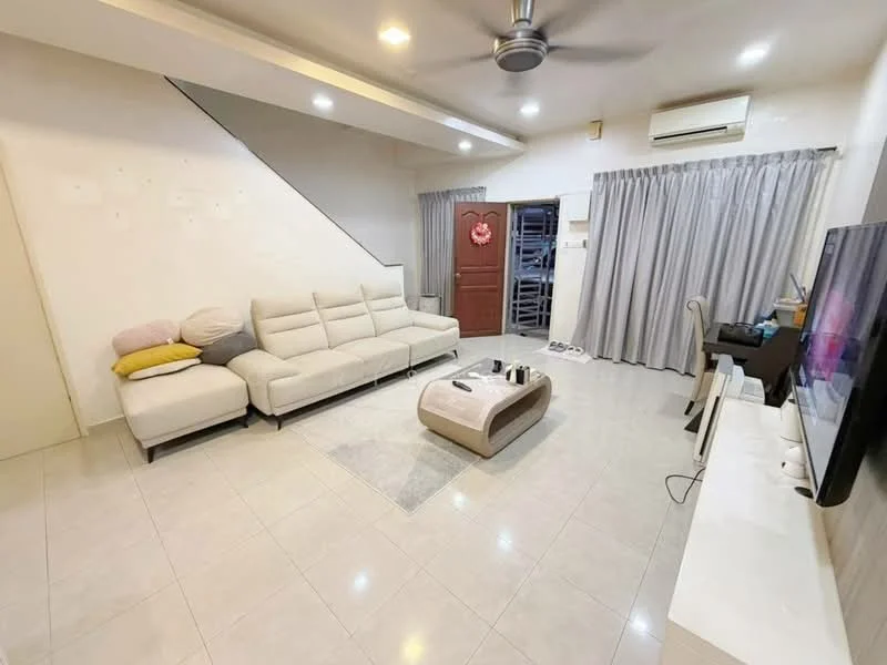 Living features: 3-seater fabric sofa in light grey, yellow throw pillow, coffee table with storage, area rug with geometric pattern, wall-mounted TV, TV console, ceiling fan with light, recessed downlights, curtains in light grey, sliding glass door, white painted walls, tile flooring; style: modern.
