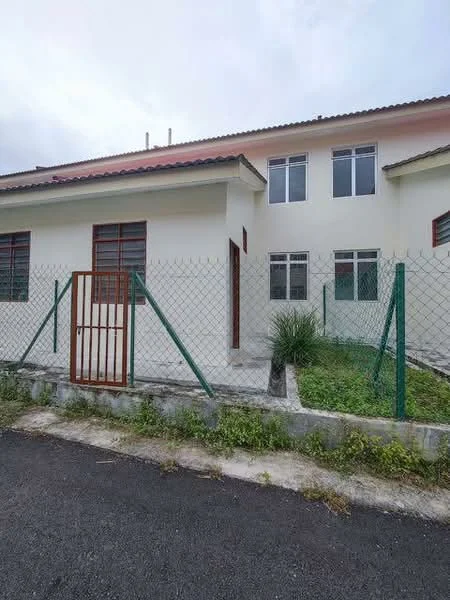 Exterior type: semi-detached house; features: white painted facade, single-storey, fenced yard with chain-link fence, manicured lawn, concrete pathway, multiple windows, gabled roof, front door, side entrance, surrounded by greenery; style: modern.