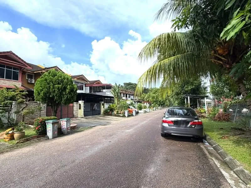 Exterior type: linked terrace house; features: paved road, manicured lawn, palm trees, tropical landscaping, single-storey houses, car parked on the street, garbage bins, front gardens with plants; style: modern.