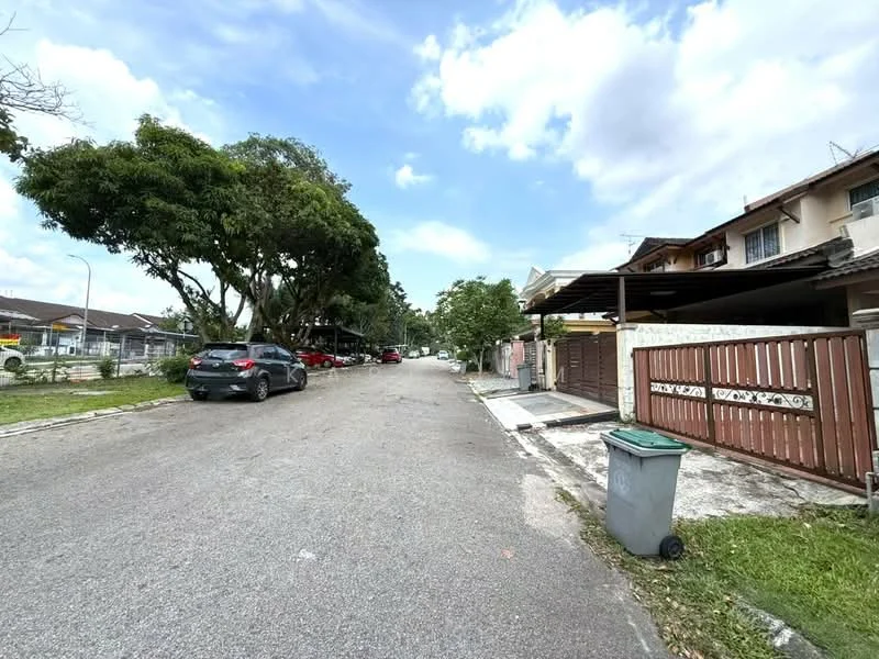 Exterior type: linked terrace house; features: paved road, manicured lawn, mature trees, car porch with awning, fenced front yard, garbage bin, residential street, surrounded by houses; style: modern.