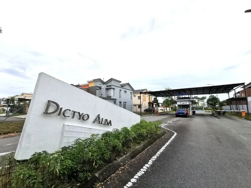 Exterior type: linked terrace house; features: white painted facade, two-storey buildings, covered parking area, landscaped greenery, paved driveway, signage with 'Dictyo Alba', surrounding residential area; style: modern.