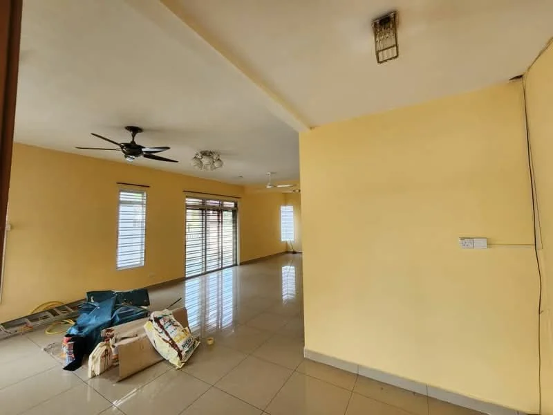 Living features: cream painted walls, glossy tile flooring, 5-blade ceiling fan, ceiling rose, floor-to-ceiling windows, sliding glass door, window treatments with horizontal slats, recessed downlights.