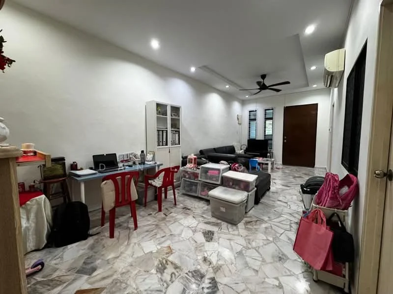 Living features: marble flooring, white painted walls, 5-blade ceiling fan with light, wall-mounted air conditioning unit, black leather sofa, coffee table, TV console, desk with chair, red plastic chairs, storage boxes, window with blinds; style: modern.