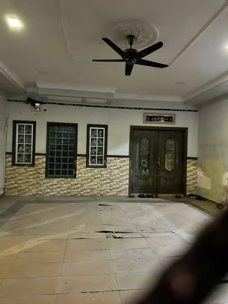 Living features: ceiling with decorative plaster, 5-blade ceiling fan, tiled flooring, white painted walls, feature wall with stone cladding, large windows with black frames, double wooden doors with glass panels, wall-mounted lighting, decorative molding, open layout; style: modern.