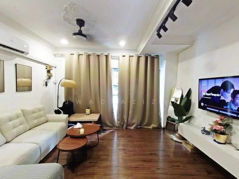 Living features: 3-seater fabric sofa in light grey, 2 round coffee tables, wall-mounted TV, TV console, floor lamp, curtains in beige, wooden flooring, air conditioning unit, decorative plant, framed artwork, ceiling rose, 5-blade ceiling fan with light; style: modern.
