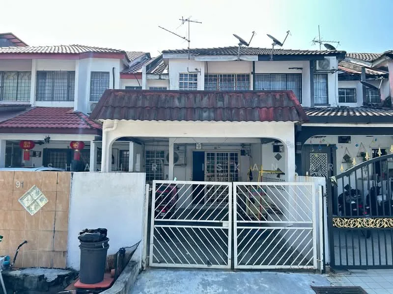 Exterior type: linked terrace house; features: red tiled roof, white painted facade, metal gate, front porch, visible satellite dishes, decorative wall tiles, outdoor lighting, manicured front garden, driveway, fenced perimeter; style: modern.