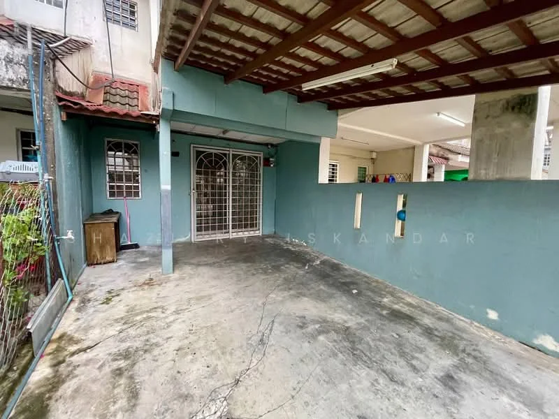 Exterior type: linked terrace house; features: concrete flooring, metal gate, green wall paint, roof with wooden beams, open parking space, fenced area with wire mesh, exposed concrete wall, overhead lighting; style: modern.