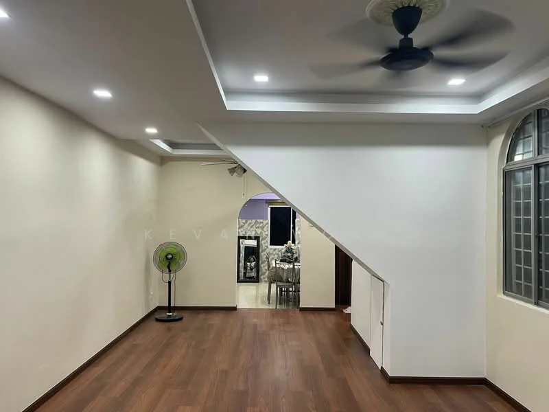 Living features: wooden flooring, white painted walls, recessed downlights, 5-blade ceiling fan with light, large windows, open layout, staircase, decorative ceiling, air conditioning unit, wall-mounted fan; style: modern.