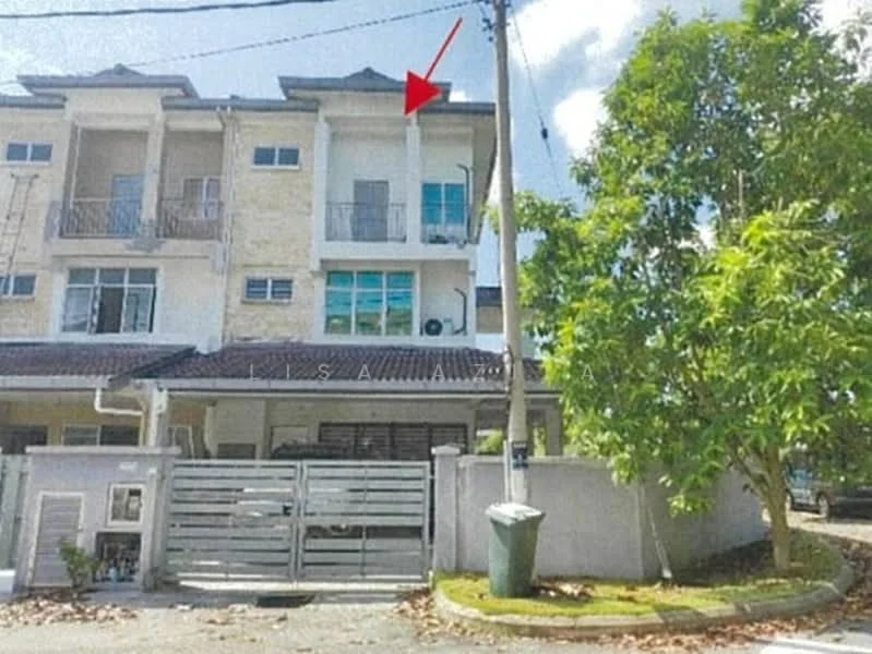 Exterior type: linked terrace house; features: two-storey building, cream painted facade, balcony on the upper floor, glass sliding door on the balcony, metal railing on balcony, manicured lawn in front, concrete wall surrounding the property, driveway with interlocking pavers, visible utility pole, surrounded by trees; style: modern.