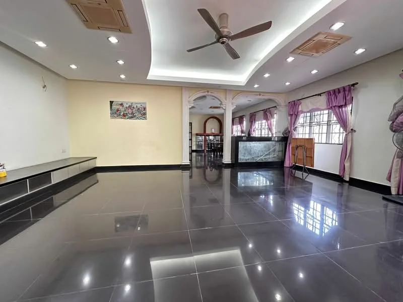 Living features: polished ceramic tile flooring, white painted walls, tray ceiling with recessed lighting, 5-blade ceiling fan, large windows with sheer curtains, decorative wall art, open layout to dining area, black marble feature wall, built-in shelving unit, natural light from windows; style: modern.
