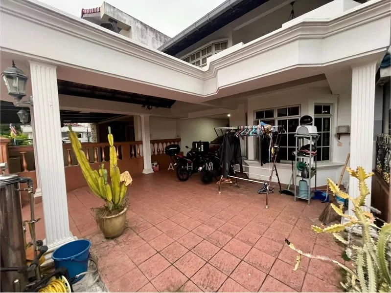 Exterior type: detached bungalow; features: covered porch area, terracotta tile flooring, white painted columns, outdoor clothes drying rack, potted cacti, outdoor furniture, exposed beams on ceiling, wooden railing, garden area, multiple bicycles, outdoor lighting fixture; style: modern.