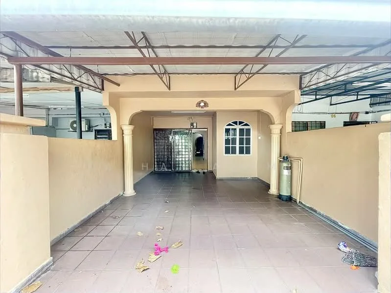 Exterior type: linked terrace house; features: covered car porch, paved flooring, exposed beams, cream painted facade, arched entrance, decorative columns, security grille door, wall-mounted gas cylinder, side access to interior, manicured garden area, outdoor lighting; style: modern.