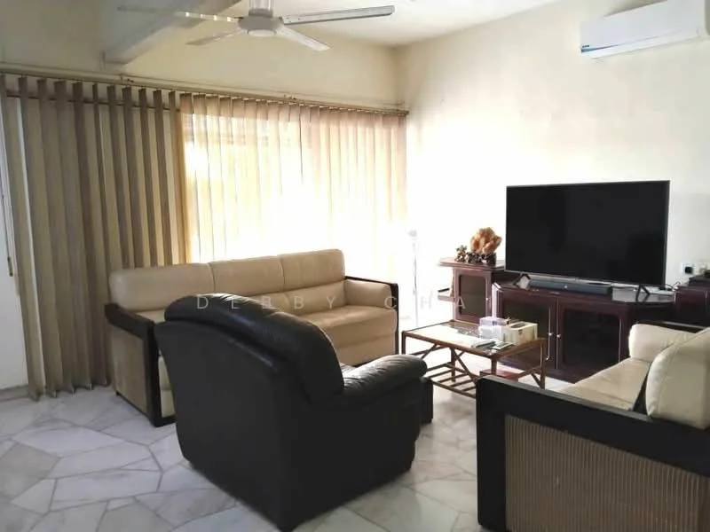 Living features: 3-seater leather sofa in black, 2-seater fabric sofa in beige, coffee table, TV console, wall-mounted TV, marble flooring, ceiling fan, vertical blinds, side table, decorative items on console; style: modern.
