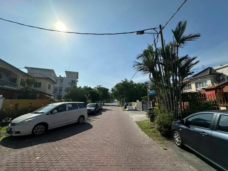 Exterior type: linked terrace house; features: paved road, palm trees, manicured landscaping, residential houses on both sides, street lighting, clear blue sky, sunlight casting shadows, parked vehicles; style: modern.
