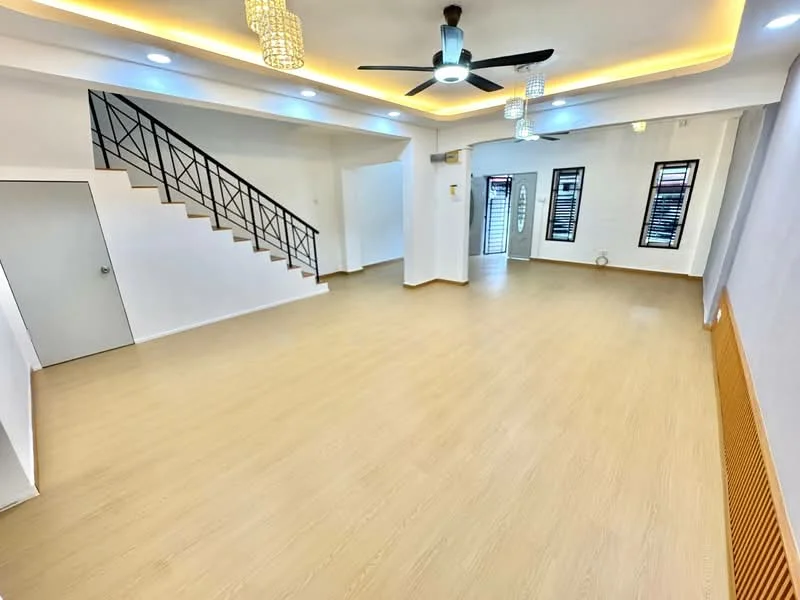 Living features: laminate flooring, white painted walls, tray ceiling with recessed lighting, 5-blade ceiling fan with light, large windows with blinds, open layout, staircase with metal railing, door leading to the exterior; style: modern.