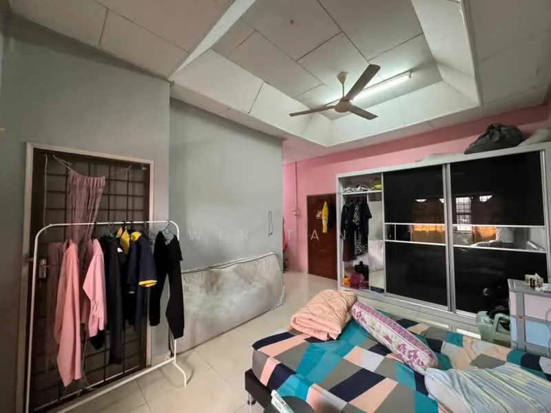 Bedroom features: light grey painted walls, pink accent wall, tray ceiling, ceiling fan, double bed with patterned bedding, built-in wardrobe with mirrored doors, clothes rack with hanging clothes, laminate flooring, window with natural light; style: modern.