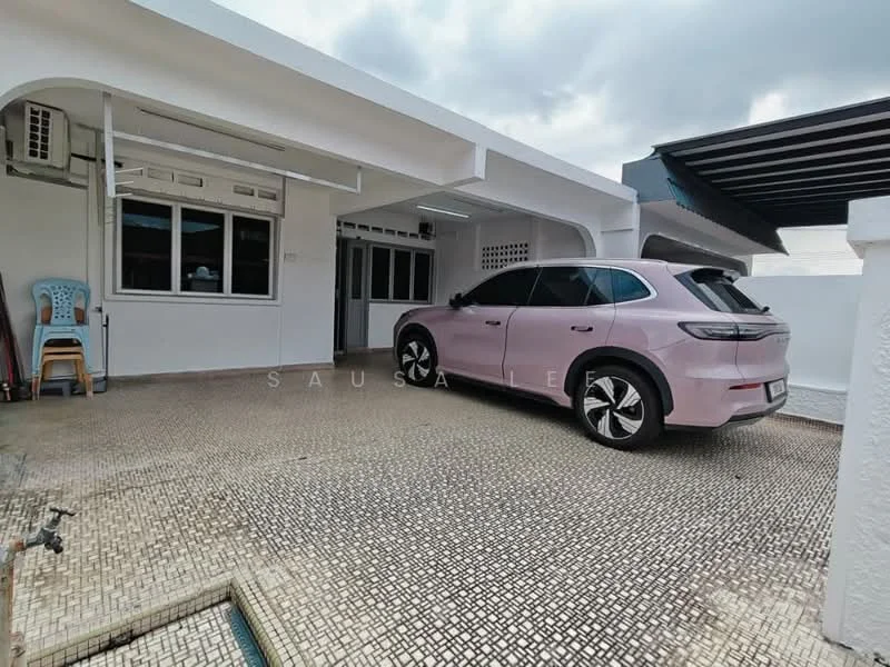 Exterior type: linked terrace house; features: car porch with interlocking pavers, white painted facade, flat roof, single-storey, manicured lawn, window with grille, outdoor faucet, parking space for 1 car; style: modern.