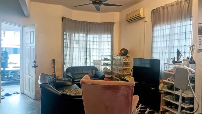 Living features: 3-seater leather sofa in black, armchair in light fabric, coffee table, wall-mounted TV, TV console, floor-to-ceiling windows with sheer curtains, ceiling fan, air conditioning unit, decorative shelving unit, guitar stand, light-colored walls, laminate flooring; style: contemporary.