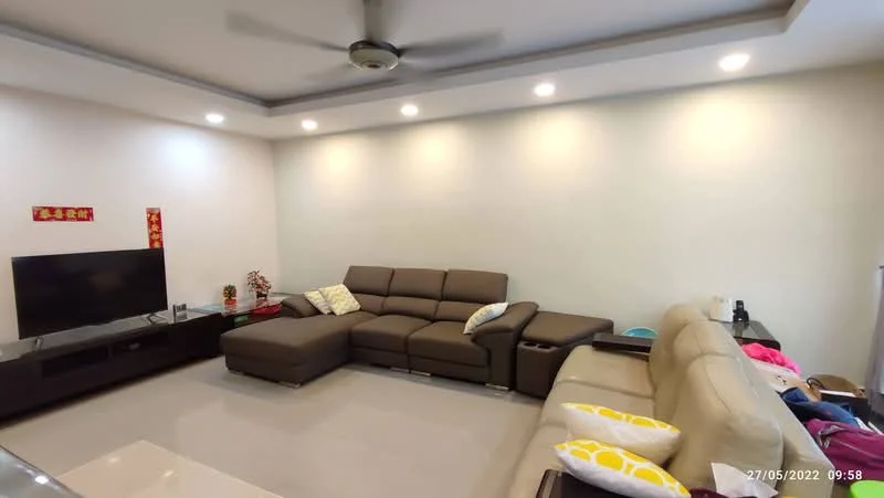 Living features: L-shape sectional sofa in brown, coffee table, wall-mounted TV, TV console in dark wood, recessed downlights, ceiling fan, light grey walls, cream tiled flooring, decorative wall art, decorative plants; style: modern.