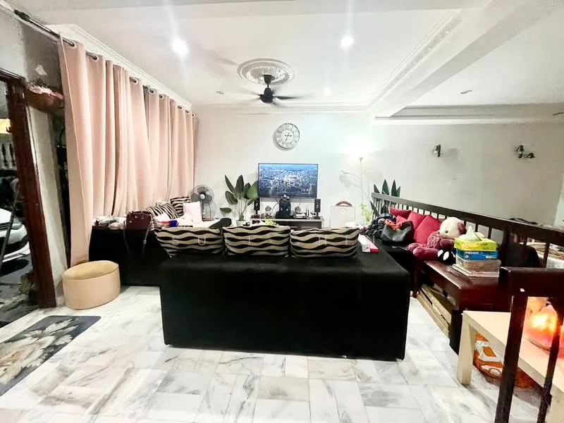 Living features: black fabric sofa, 3-seater sofa, marble flooring, ceiling fan with light, wall-mounted TV, wooden TV console, decorative plants, large windows with sheer curtains, wall clock, area rug with geometric pattern, light-colored walls, crown moulding; style: modern.
