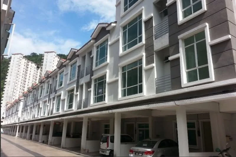 Exterior type: linked terrace house; features: white painted facade, grey accent wall, large windows, covered car porch, multiple storeys, concrete structure, flat roof, surrounded by greenery; style: modern.