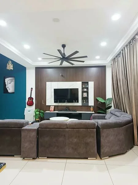 Living features: 3-seater fabric sofa in grey, ceiling fan with 5 blades, wall-mounted TV, TV console, decorative wall panel with white and wood finish, area rug, potted plant, acoustic guitar on wall, curtains in beige, accent wall in teal, recessed lighting, crown moulding; style: modern.