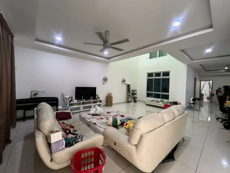 Living features: white painted walls, polished ceramic tile flooring, tray ceiling with recessed lighting, 5-blade ceiling fan, large windows, sofa in white leather, coffee table, TV console, decorative items on shelves, area rug with floral pattern, laundry basket, piano, decorative wall clock; style: modern.