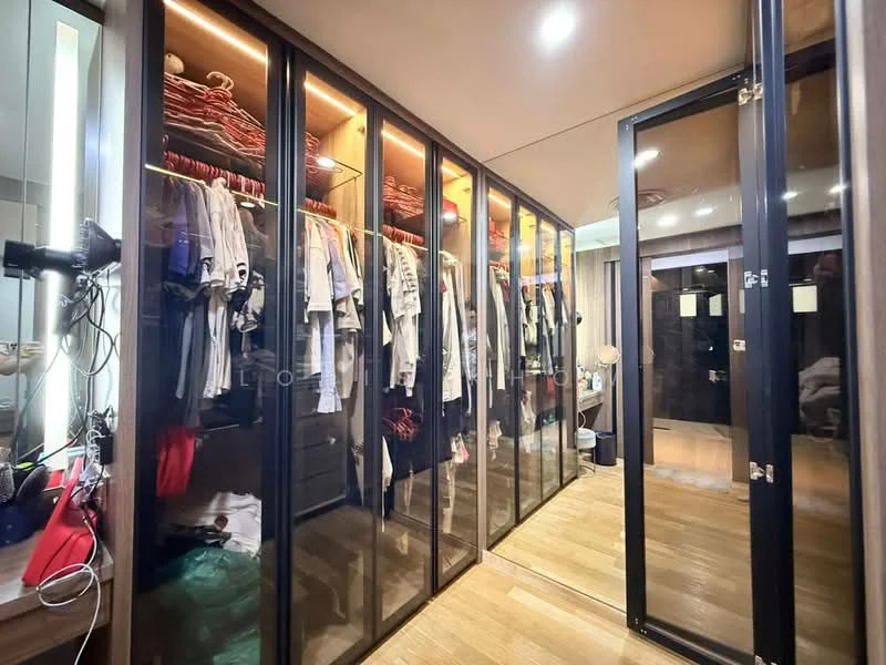 Room features: built-in wardrobe with glass doors, wooden flooring, LED strip lighting, clothes hanging space, drawers in wardrobe, mirror on wall, decorative wall paneling, light-colored walls; style: modern.