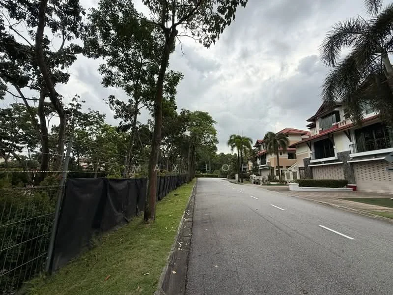 Exterior type: detached bungalow; features: paved road, manicured lawn, mature trees, fence along property line, two-storey houses, palm trees, landscaped garden, quiet residential street; style: modern.