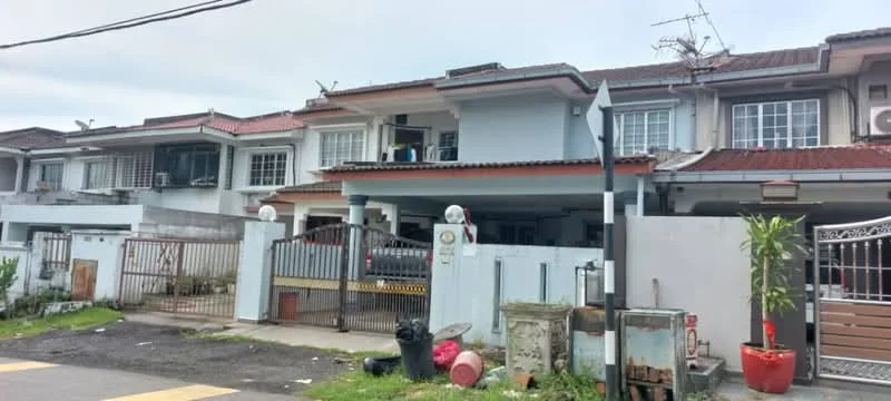 Exterior type: linked terrace house; features: two-storey building, red tiled roof, white painted facade, balcony on the upper floor, front porch with gate, fenced yard, visible air conditioning units, outdoor lighting fixtures, paved driveway, garden area with potted plants; style: modern.