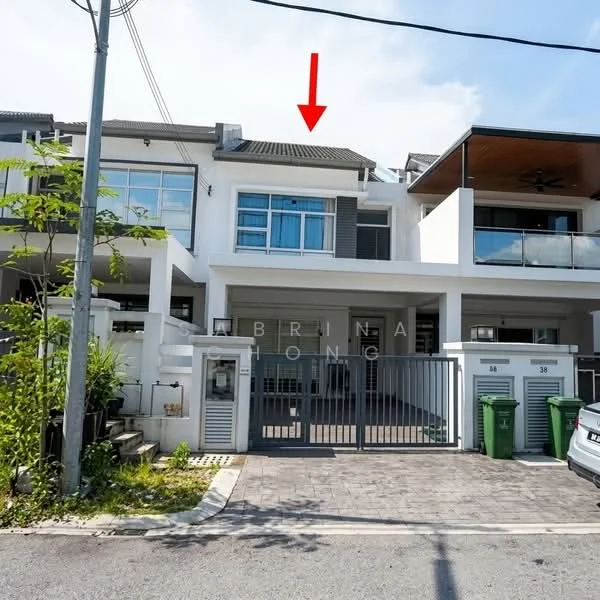 Exterior type: linked terrace house; features: white painted facade, flat roof, two-storey building, glass windows, metal gate, paved driveway, green waste bins, surrounded by greenery; style: modern.